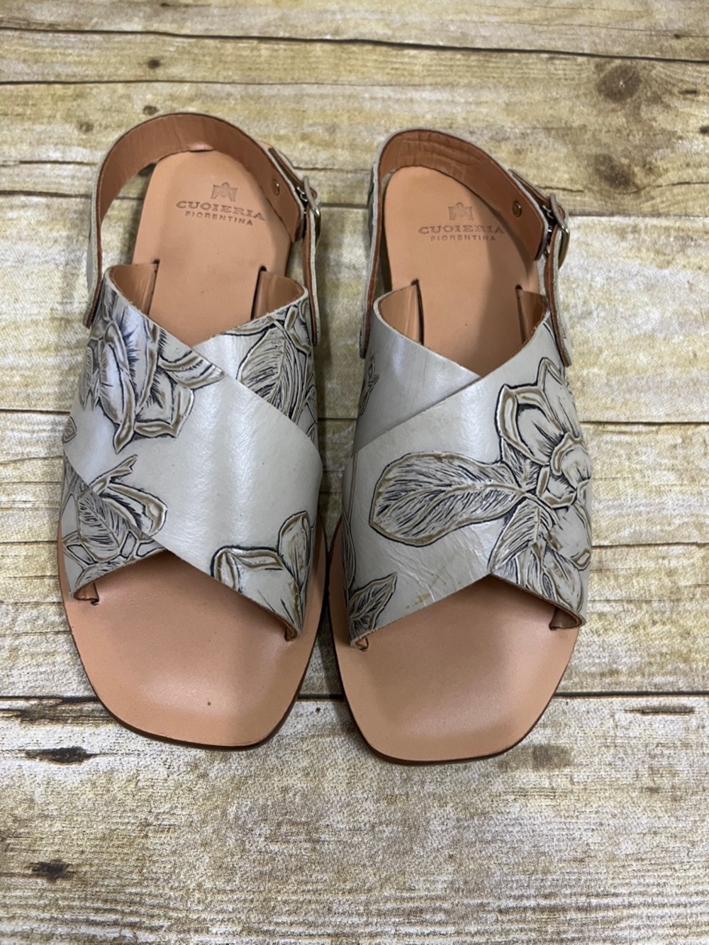 NWOT Cuoieria Fiorentina Light Gray Floral Leather Cross-Strap Sandals Size 6